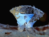 Morceau de glace avec reflets de l'environnement - Magie de la glace !